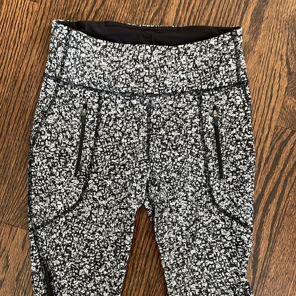 Lululemon Invigorate 7/8 Leggings Size 6 - Picture 4 of 9